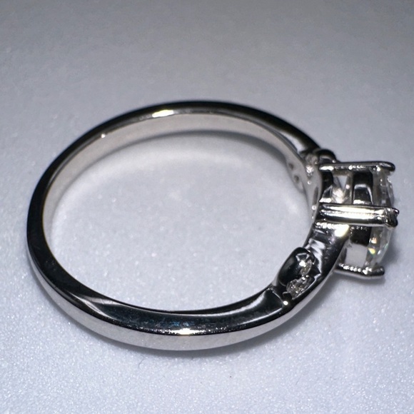 Elegant Silver Moissanite Ring size 8 - Picture 5 of 7